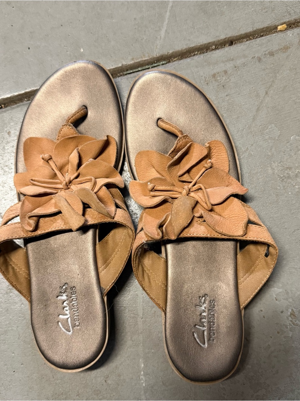 Clarks Bendables metallic bronze Floral leather thong sandals size 7.5 EUC